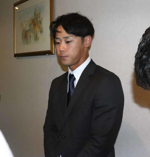 契約更改を終え、取材に応じるロッテ平沢（撮影・久永壮真）