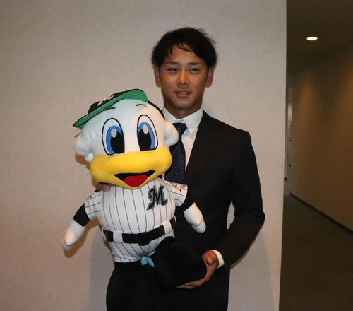 契約更改を終え、写真撮影に応じるロッテ平沢（撮影・久永壮真）