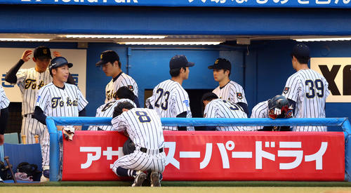 関大対東海大　延長の末に敗れ、肩を落とす東海大の選手たち（撮影・大野祥一）