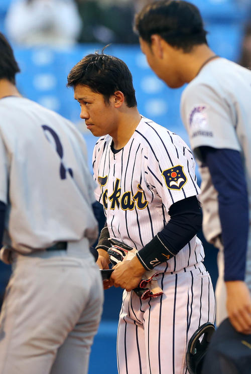 関大対東海大　試合に敗れ、整列してあいさつする東海大・海野（撮影・大野祥一）