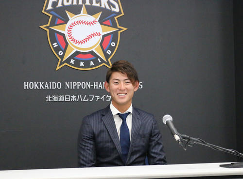 契約更改で笑顔の日本ハム姫野（撮影・中島宙恵）
