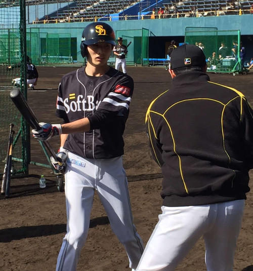 秋季キャンプに合流した周東（左）は平石打撃コーチにバントの指導を受ける