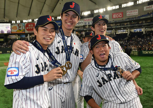 17日、プレミア12で優勝し、おどけて記念撮影する、左から山岡、高橋礼、田口、周東
