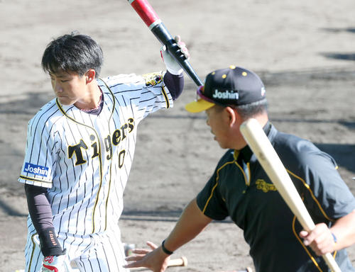 井上打撃コーチ（右）の指導を受ける木浪（撮影・上山淳一）