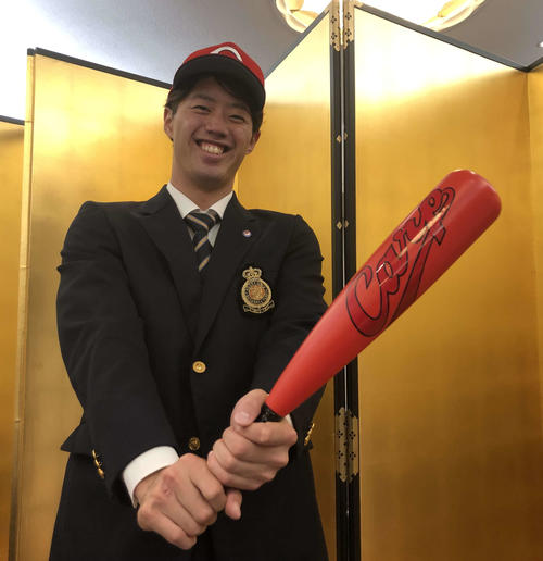 カープバットでポーズをとる広島のドラフト2位宇草（撮影・前原淳）