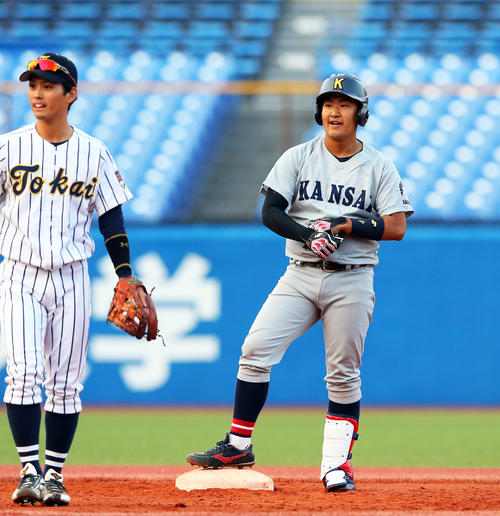 タイブレーク10回表関大１死一、二塁、左越え適時二塁打を放った坂之下（右）（撮影・大野祥一）