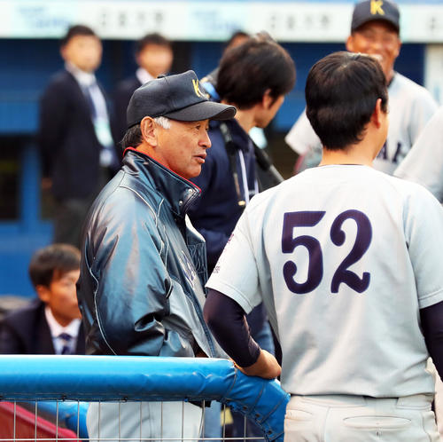 試合後、ベンチで選手たちと話す関大・早瀬監督（左）（撮影・大野祥一）