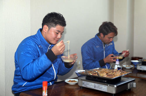 日本ハム清宮は自分で収穫した長芋を食べる。右は上原（撮影・黒川智章）