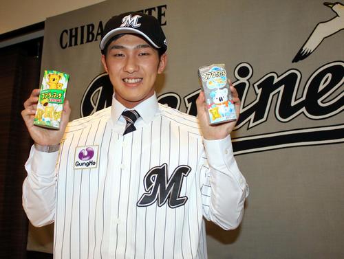 大好きなロッテのお菓子「コアラのマーチ」を手に笑顔の北翔大・本前（撮影・永野高輔）