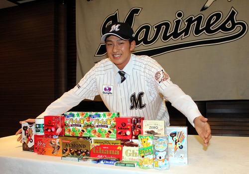 ロッテのお菓子を前に笑顔の北翔大・本前（撮影・永野高輔）