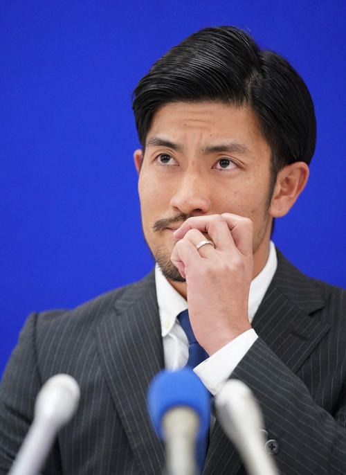 契約更改を終え会見の席に着く中日祖父江（撮影・森本幸一）