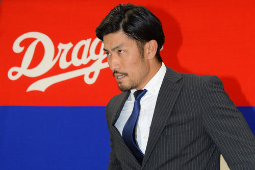 契約更改を終え会見の席に着く祖父江大輔（撮影・森本幸一）