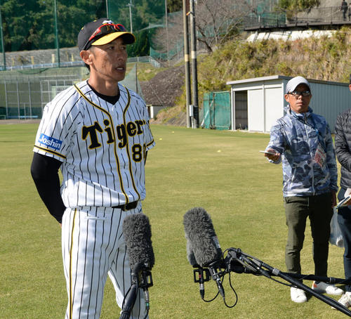 秋季キャンプを総括する矢野監督（撮影・前岡正明）