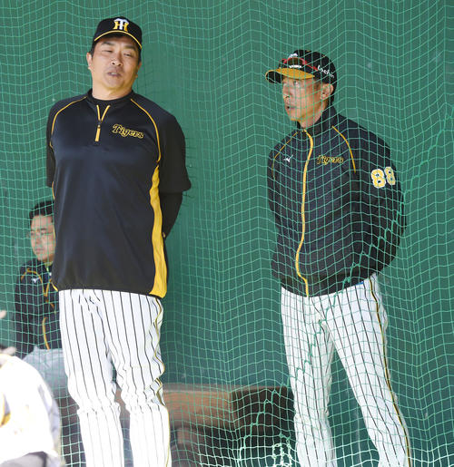 ブルペンで話す山本昌臨時コーチ（左）と矢野監督（撮影・前岡正明）