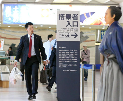 安芸キャンプを打ち上げ高知龍馬空港から帰阪する矢野監督（撮影・上山淳一）