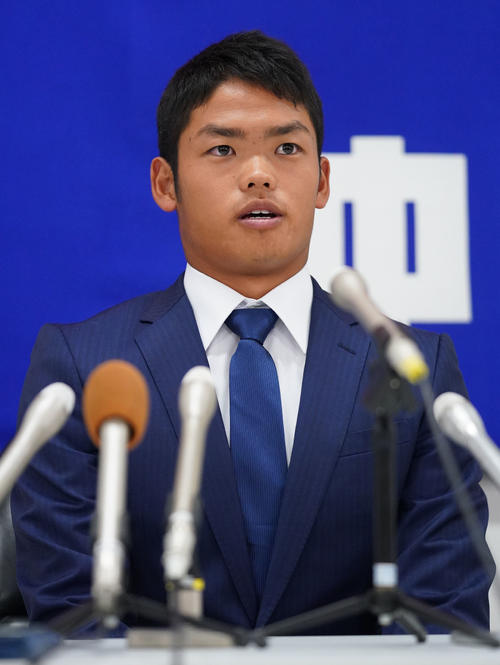 契約更改を終え会見する根尾昂（撮影・森本幸一）