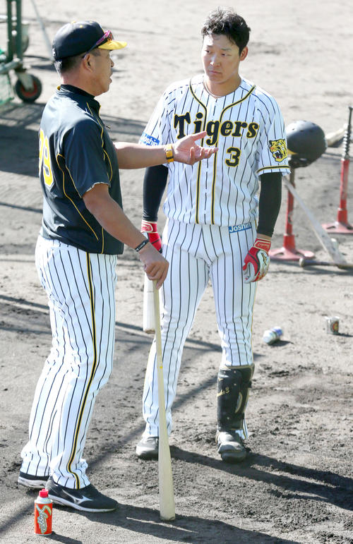 大山（右）を指導する井上打撃コーチ（撮影・上山淳一）