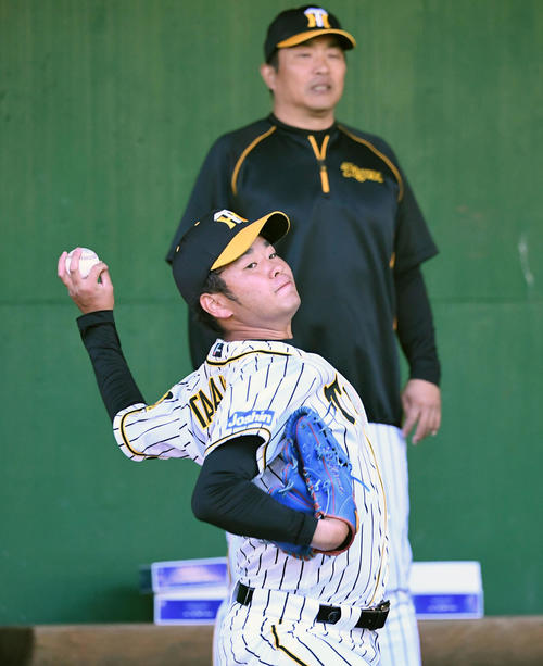 山本昌臨時コーチの見守る中、変化球を投げる高橋（撮影・前岡正明）