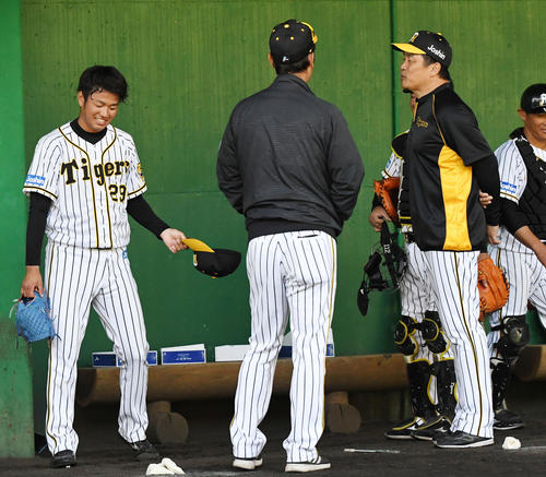 笑顔の高橋（左）と話す山本昌臨時コーチ（撮影・前岡正明）