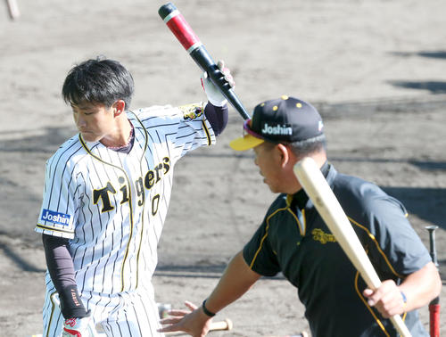 井上打撃コーチ（右）の指導を受ける阪神木浪（撮影・上山淳一）