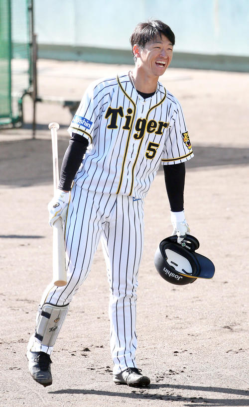打撃練習前、笑顔を見せる近本（撮影・上山淳一）