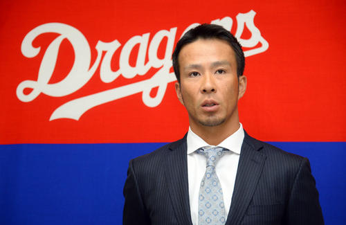 契約更改を終え話をする福田永将（撮影・森本幸一）