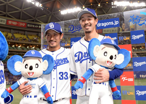 中日対広島　笑顔でお立ち台に上がった祖父江（左）と阿部（19年4月2日撮影）