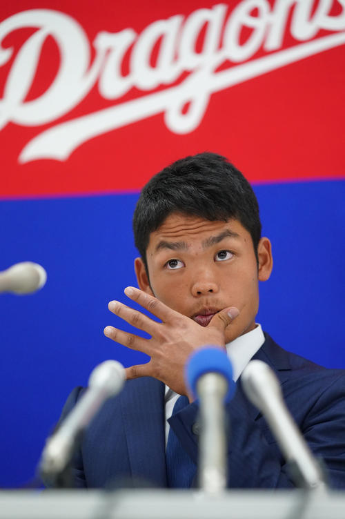 契約更改を終え会見する中日根尾（撮影・森本幸一）