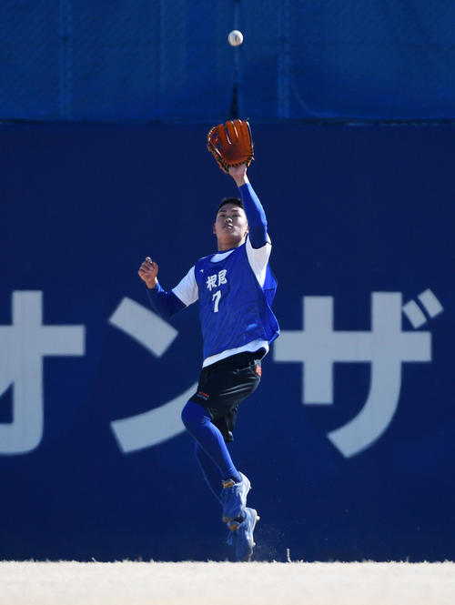 1月、新人自主トレで初めて外野でノックを受ける中日根尾（19年1月19日撮影）