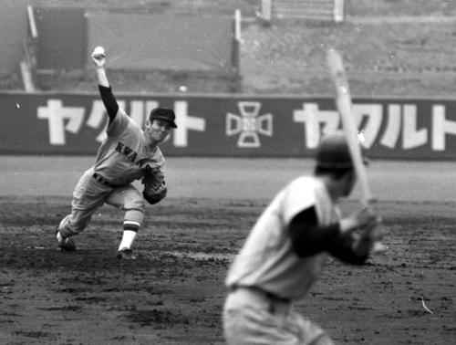 70年、投球する関大時代の山口高志氏