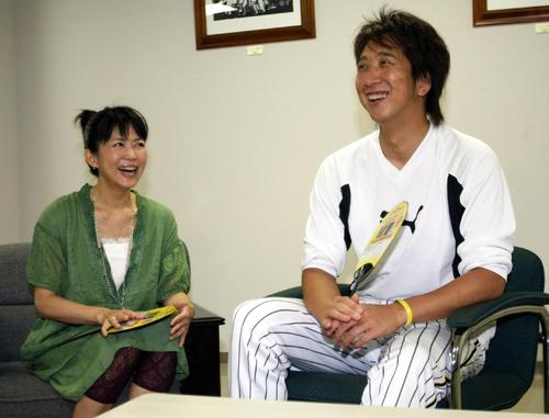 07年8月、登場曲を歌うリンドバーグの渡瀬マキと会い、笑顔を見せる阪神藤川