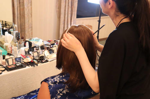 プロの技で美女に変身するのは誰だ？（提供写真）