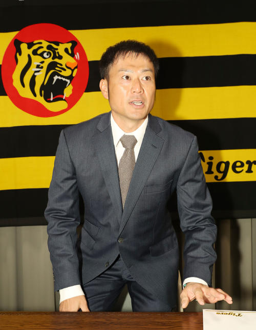 契約更改を終え、会見の席に着く阪神岡崎（撮影・黒河謙一）