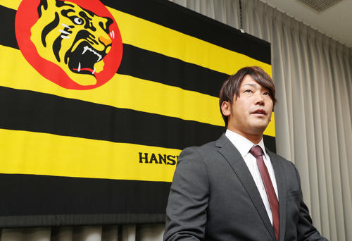 現状維持で契約更改を終え会見する阪神高野（撮影・黒河謙一）