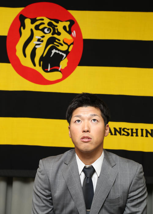 契約を更改し会見する阪神伊藤和（撮影・黒河謙一）
