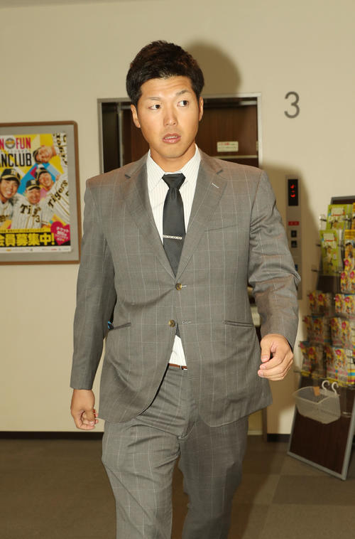 契約更改のため球団事務所入りする阪神伊藤和（撮影・黒河謙一）