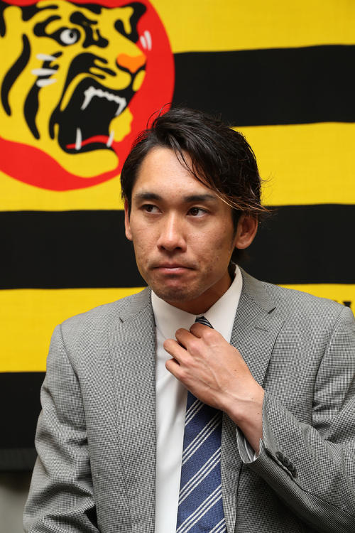 ダウンで契約を更改し、渋い表情で会見する阪神荒木郁也（撮影・黒河謙一）