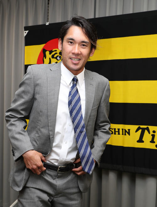 契約を更改し、会見を終え明るい表情で引き揚げる阪神荒木（撮影・黒河謙一）