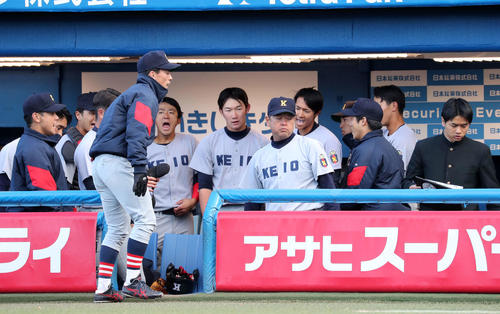 慶大対関大　7回表慶大の攻撃前、大久保監督（中央）は円陣を組み指示をする（撮影・鈴木正人）