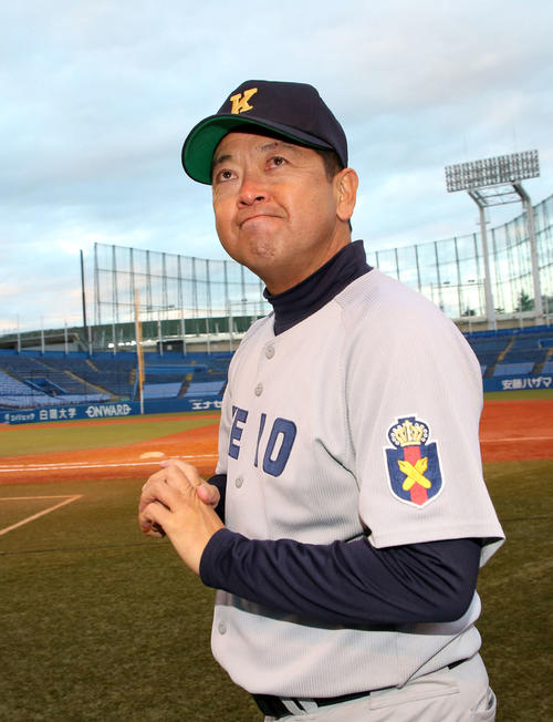 球場を引き揚げる慶大・大久保監督（撮影・鈴木正人）