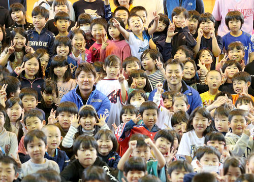応援大使でむかわ中央小学校を訪れ記念撮影に応じる日本ハム渡辺（左）と田中賢（撮影・佐藤翔太）
