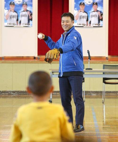 応援大使でむかわ中央小学校を訪れ笑顔で生徒たちとキャッチボールをする日本ハム田中賢（撮影・佐藤翔太）