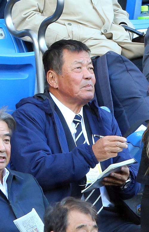 慶大対関大　スタンドから観戦する関大の山口アドバイザリースタッフ（撮影・大野祥一）