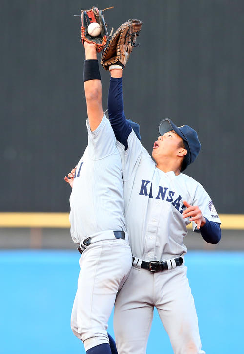 慶大対関大　7回表慶大2死二、三塁、中村の打球を上神（右）とぶつかりながら捕球する坂之下（撮影・大野祥一）