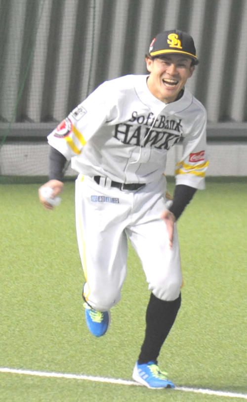 ソフトバンク牧原が筑後のファーム施設で、カイロを右手にダッシュをこなした（撮影・浦田由紀夫）