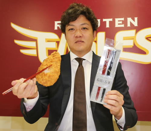 契約更改を終えた楽天石橋は、24日に行われるファン感謝祭で限定発売されることになった「チャンスをつかむ！石橋（石箸）」で、「来季も勝ちをつかむぞ」とばかりに、トンカツをつかむ（撮影・野上伸悟）