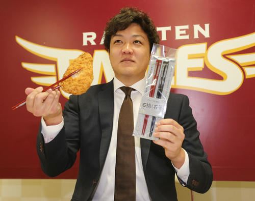 契約更改を終えた楽天石橋は、24日に行われるファン感謝祭で限定発売されることになった「チャンスをつかむむ！石橋（石箸）」で、「来季も勝ちをつかむぞ」とばかりに、トンカツをつかむ（撮影・野上伸悟）