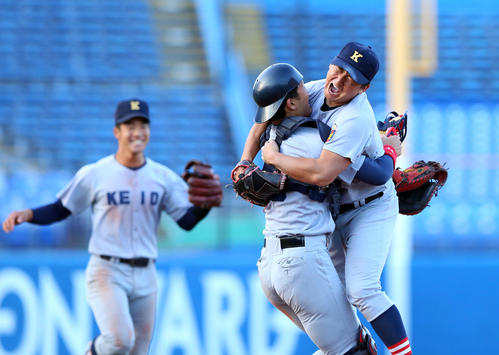 慶大対関大　9回裏関大2死一塁、最後の打者を中飛に仕留め、優勝を喜び郡司（中央）と抱き合う高橋（右）（撮影・大野祥一）