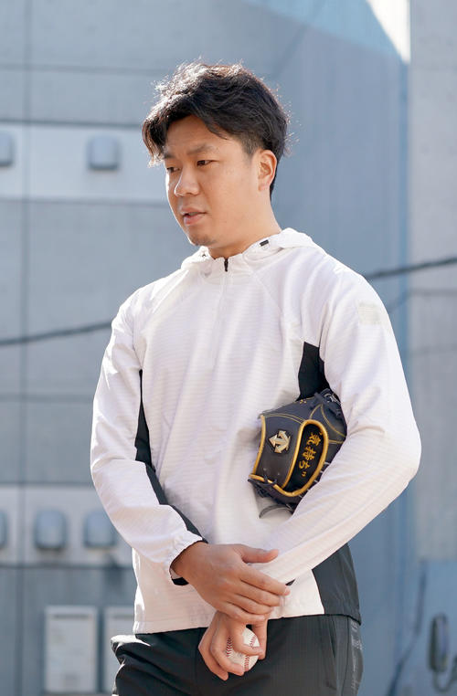 日本代表から戻り練習後、取材に応じる大野雄大（撮影・森本幸一）