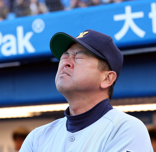 慶大対関大　涙を堪える慶大・大久保監督（撮影・大野祥一）